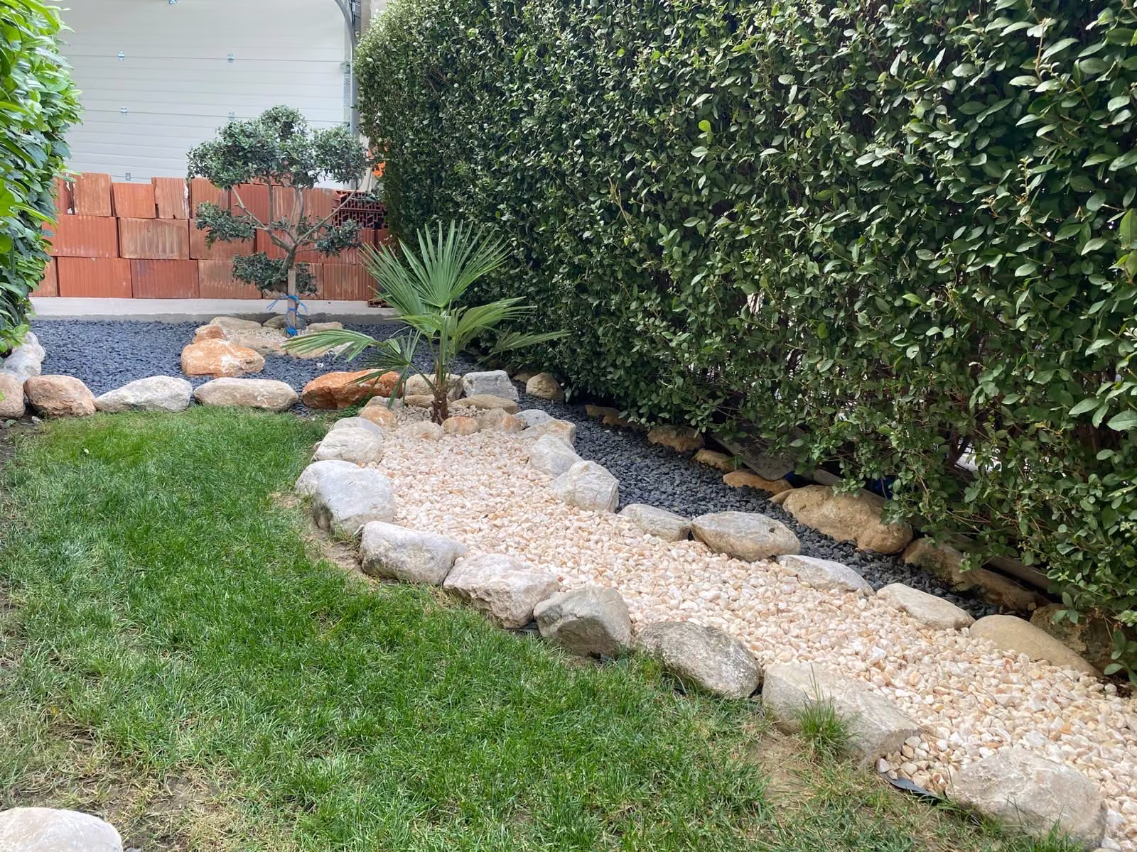 Sendero de gravilla y seto en un jardín residencial